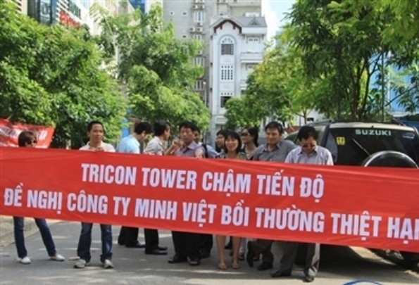 Trong hợp đồng mua bán nhà cũng ghi rõ, Công ty CP Đầu tư Minh Việt sẽ phải giao nhà cho khách hàng vào ngày 31/12/2011, muộn nhất là ngày 30/6/2012. Tuy nhiên đến nay, dự án này mới chỉ xong phần móng và đã “đắp chiếu” từ nhiều tháng qua khiến khách mua nhà bức xúc.